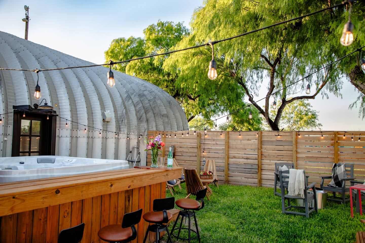Industrial Hangar - King bed, Hot tub & Fire-Pit