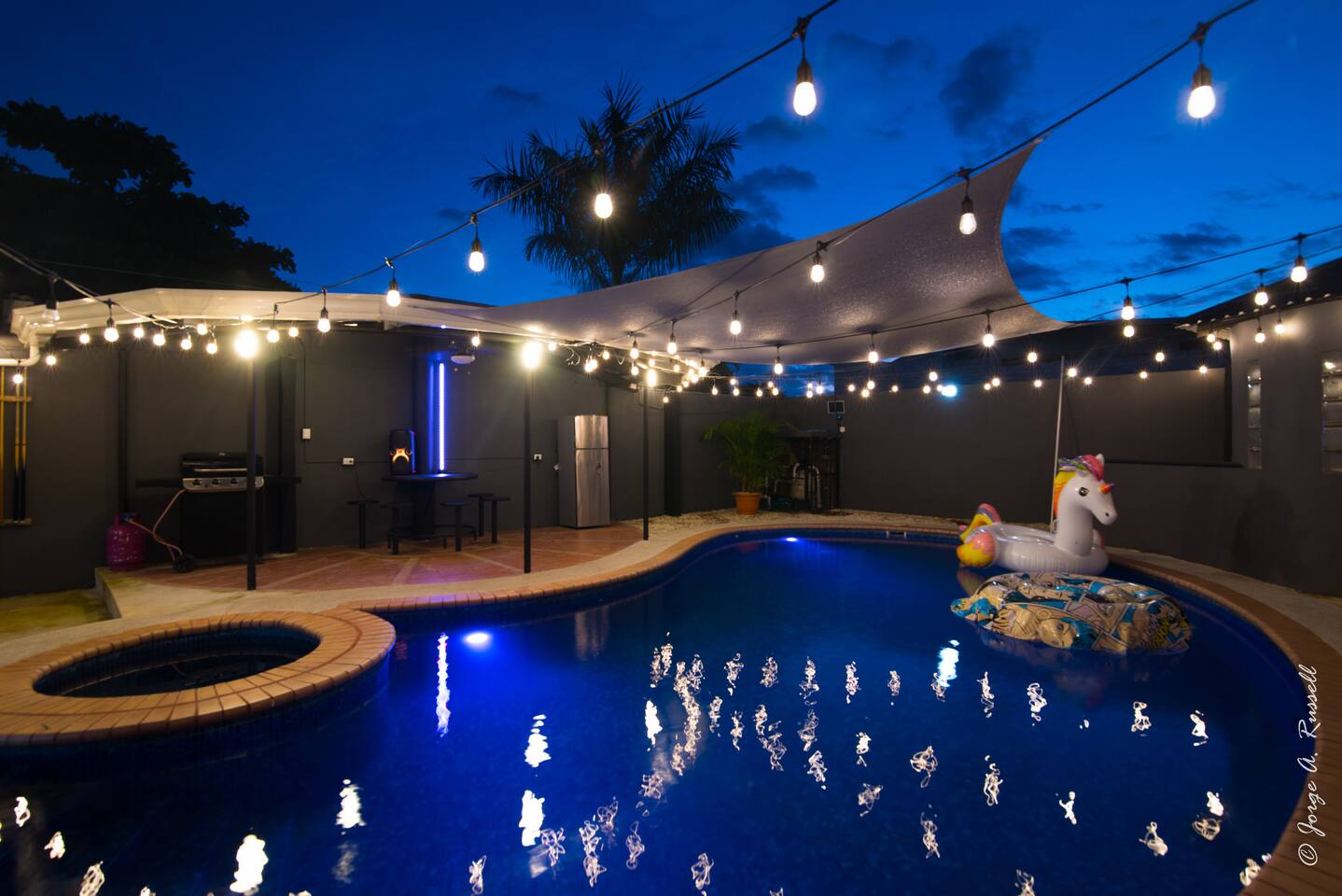 Casa Plomo - 10 bed, 5 bdrm - One Block from Clubs