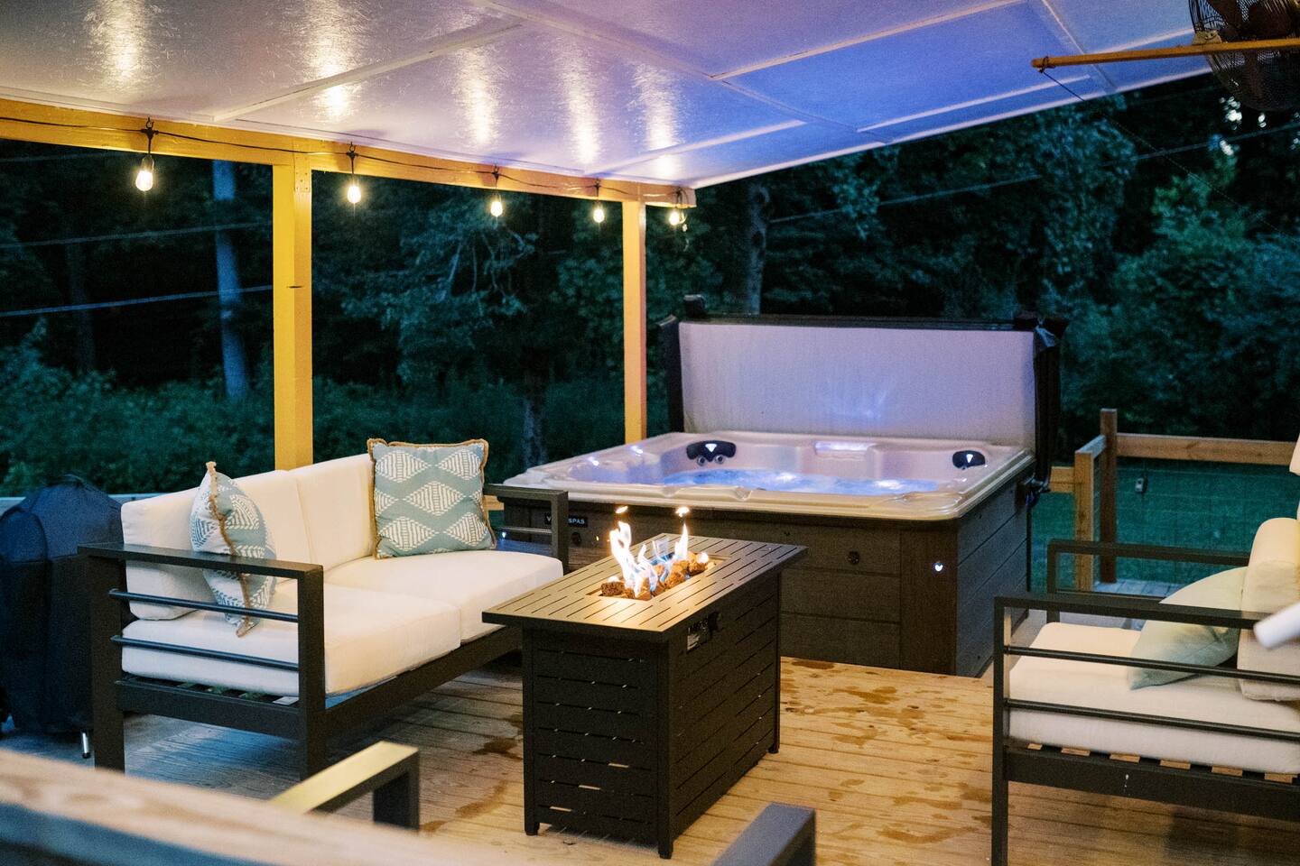 Cozy Cottage w/ hot tub + dog friendly + EV chrgr