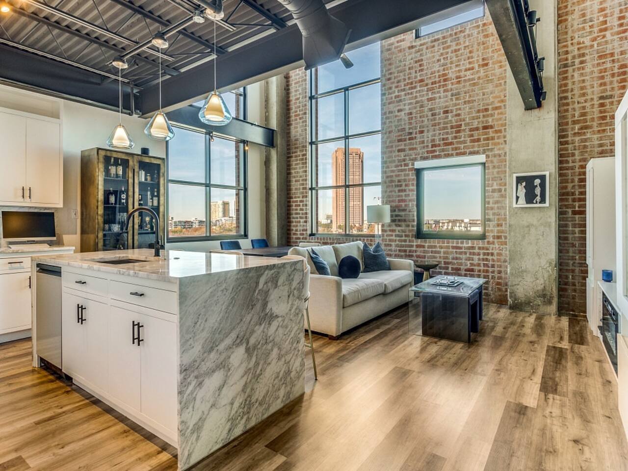 Industrial loft in State Thomas