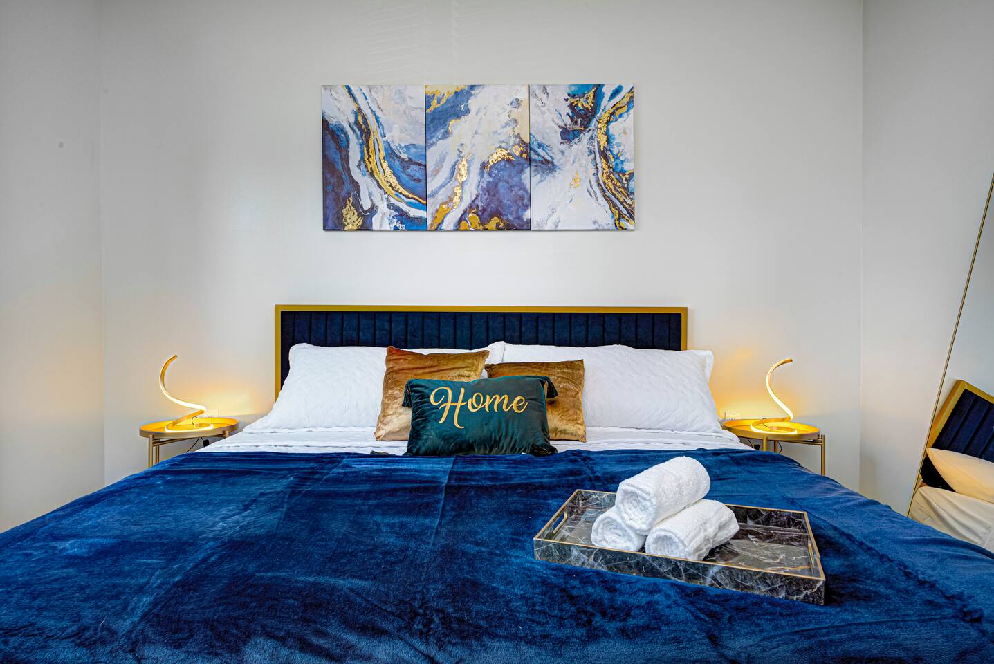 Ayash | Downtown King Bed Suite with Free Parking