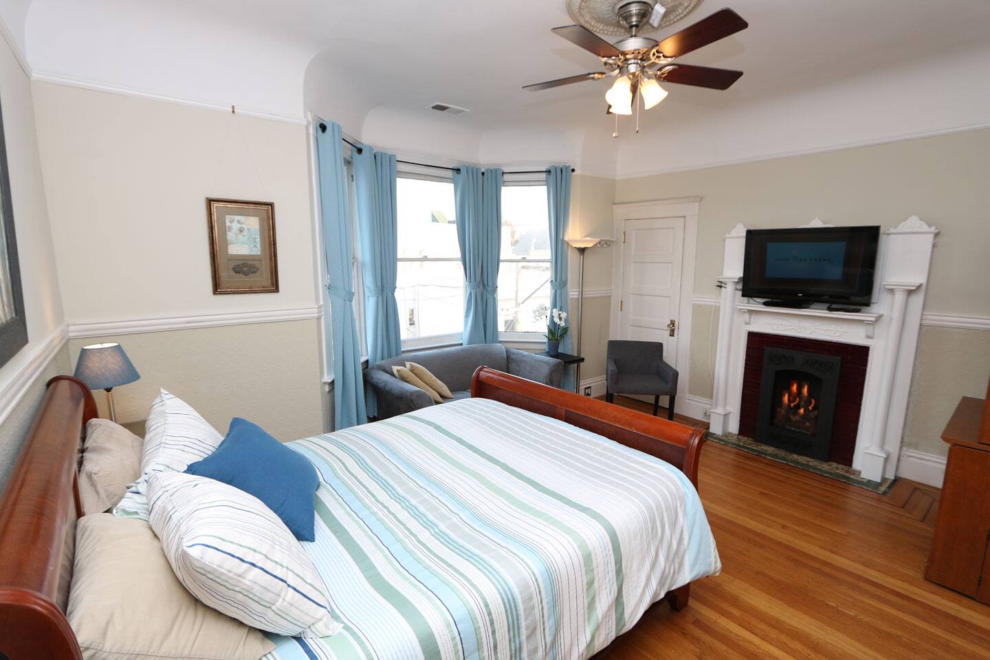 Ritzy Victorian Room With Central Location