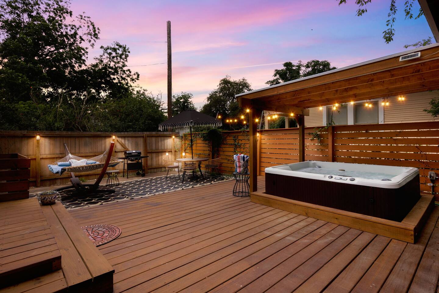 Heart of Southtown | Hot Tub | Hammock | King &TVs