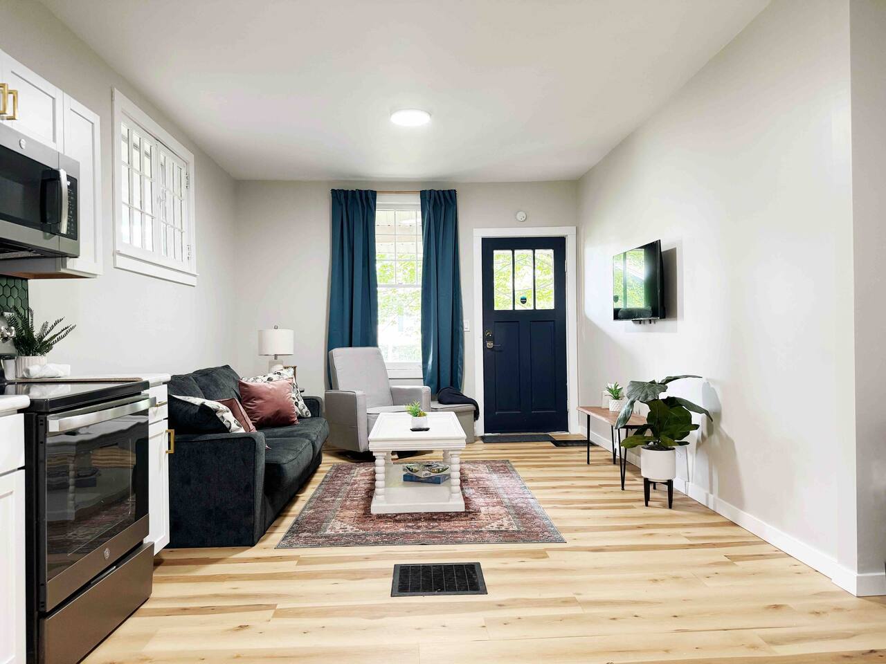 House of Color B | KING 1BD/1BA Apt near Downtown photo 2