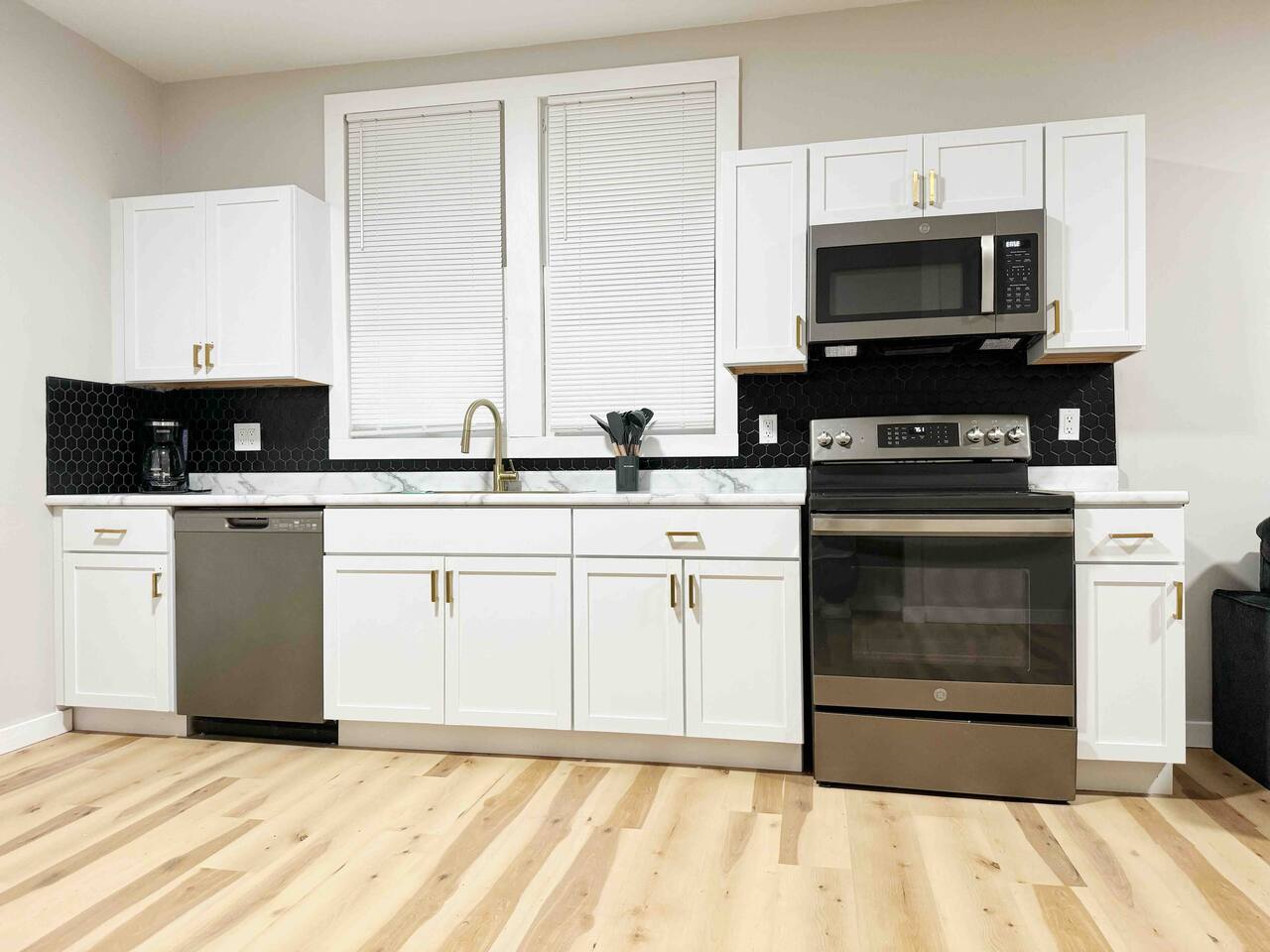 House of Color B | KING 1BD/1BA Apt near Downtown