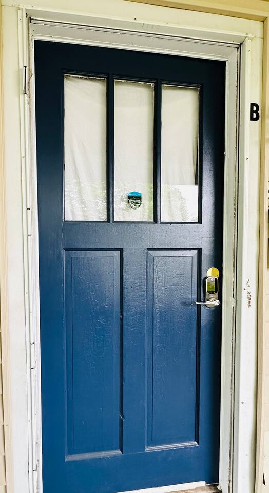 House of Color B | KING 1BD/1BA Apt near Downtown