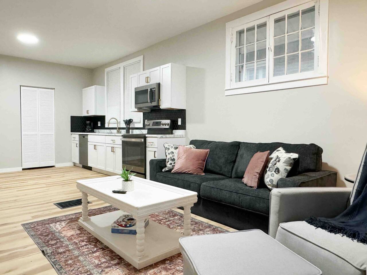 House of Color B | KING 1BD/1BA Apt near Downtown