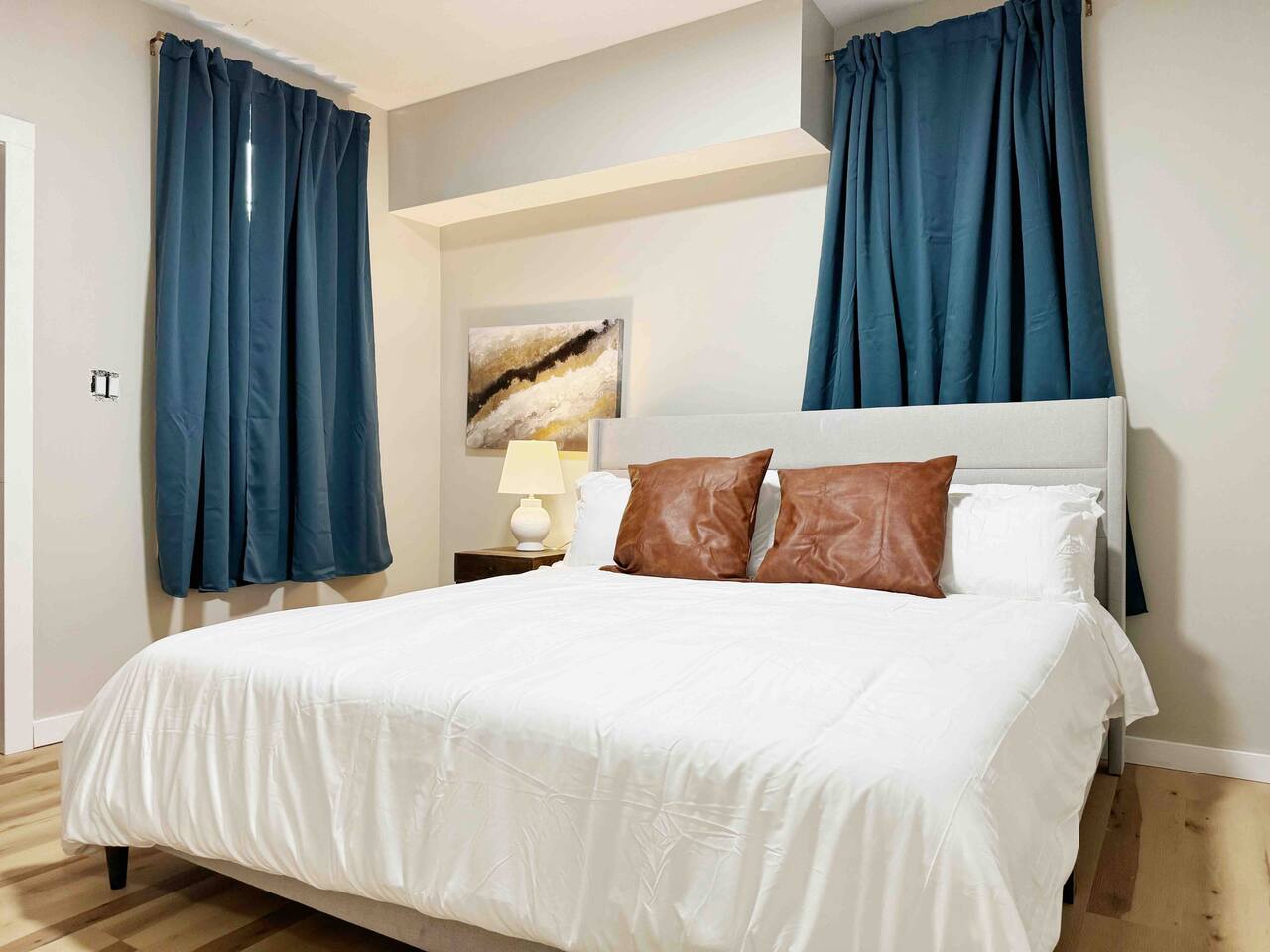 House of Color B | KING 1BD/1BA Apt near Downtown