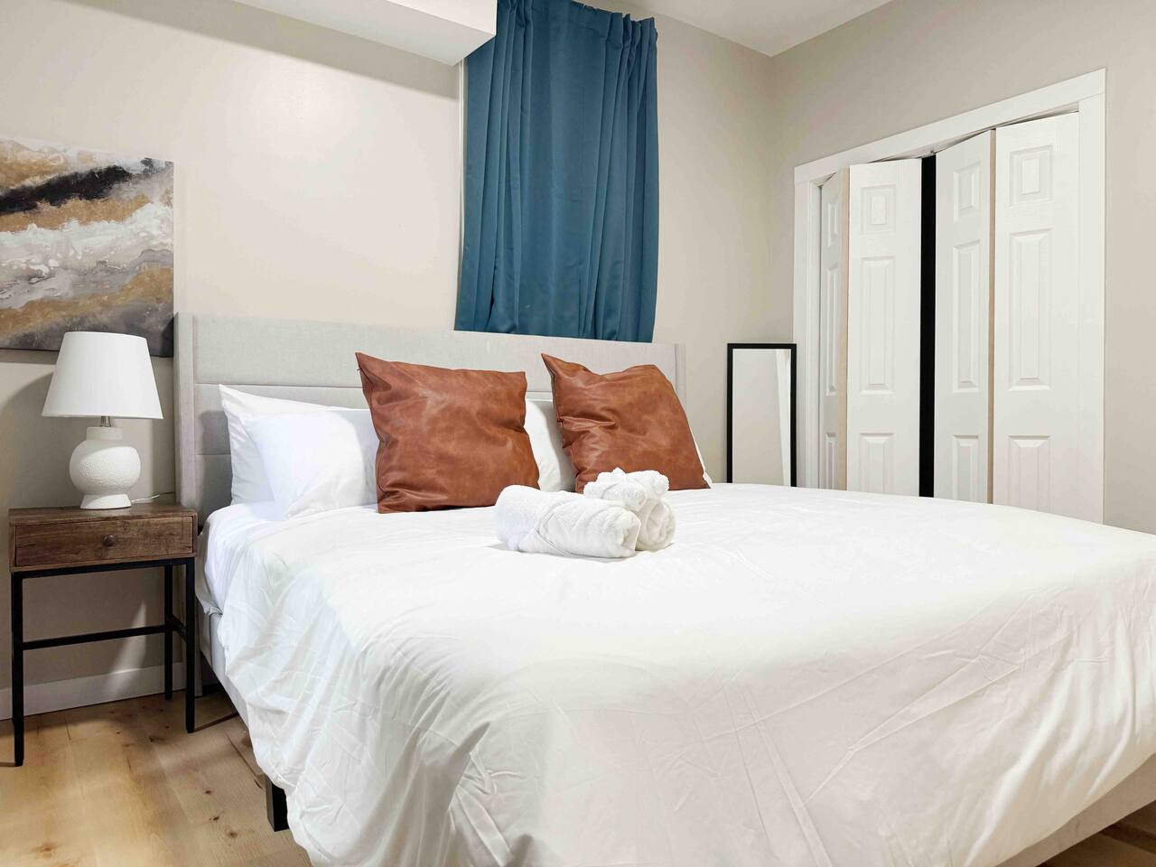 House of Color B | KING 1BD/1BA Apt near Downtown