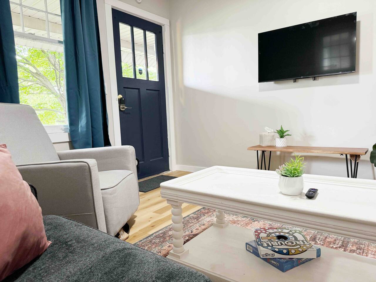 House of Color B | KING 1BD/1BA Apt near Downtown photo 5