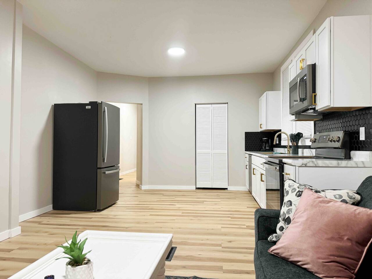 House of Color B | KING 1BD/1BA Apt near Downtown