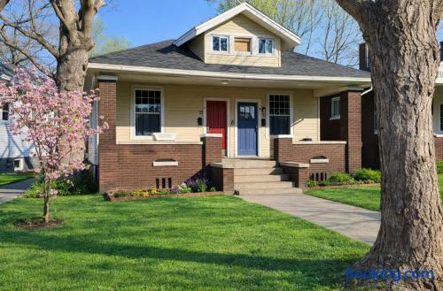 House of Color A | KING 1BD/1BA Apt near Downtown