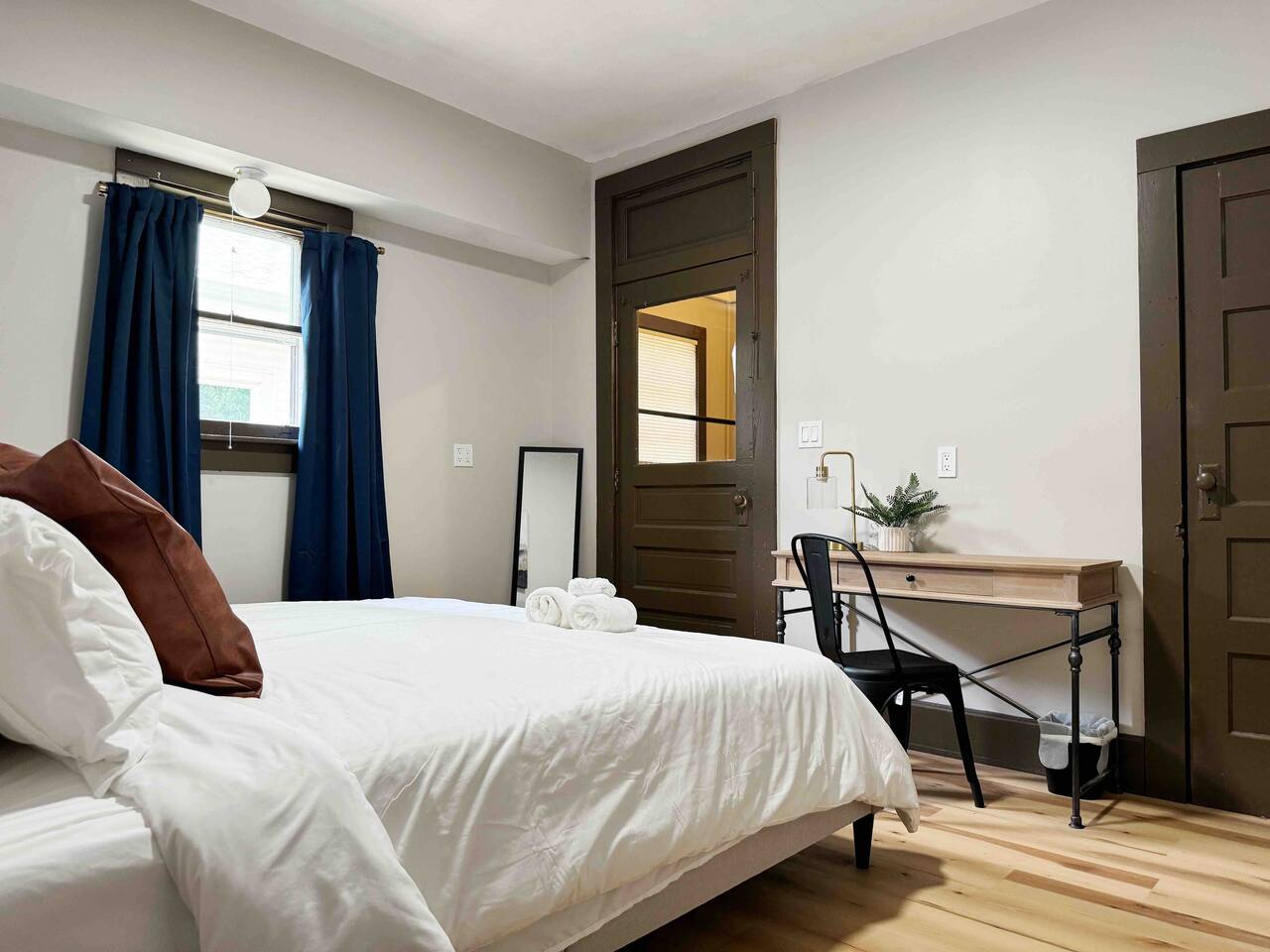 House of Color A | KING 1BD/1BA Apt near Downtown photo 2