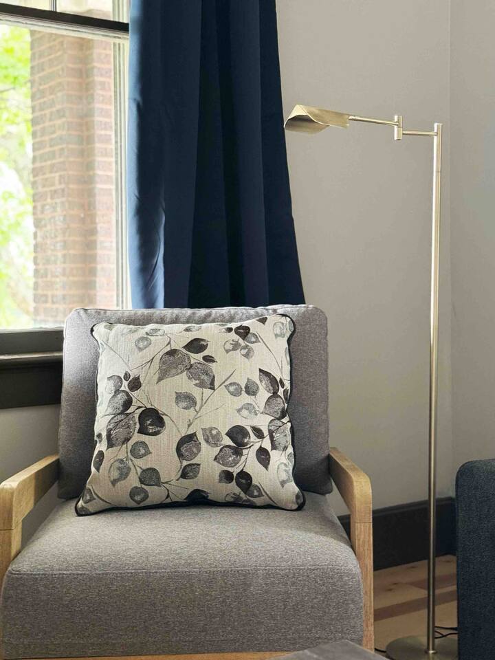 House of Color A | KING 1BD/1BA Apt near Downtown