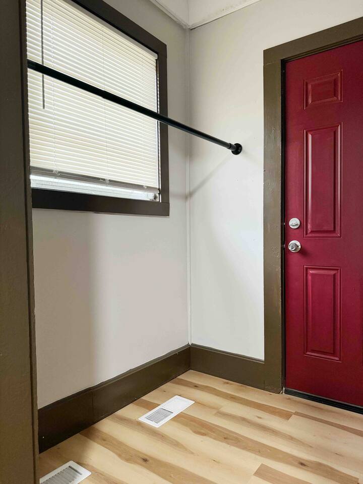 House of Color A | KING 1BD/1BA Apt near Downtown