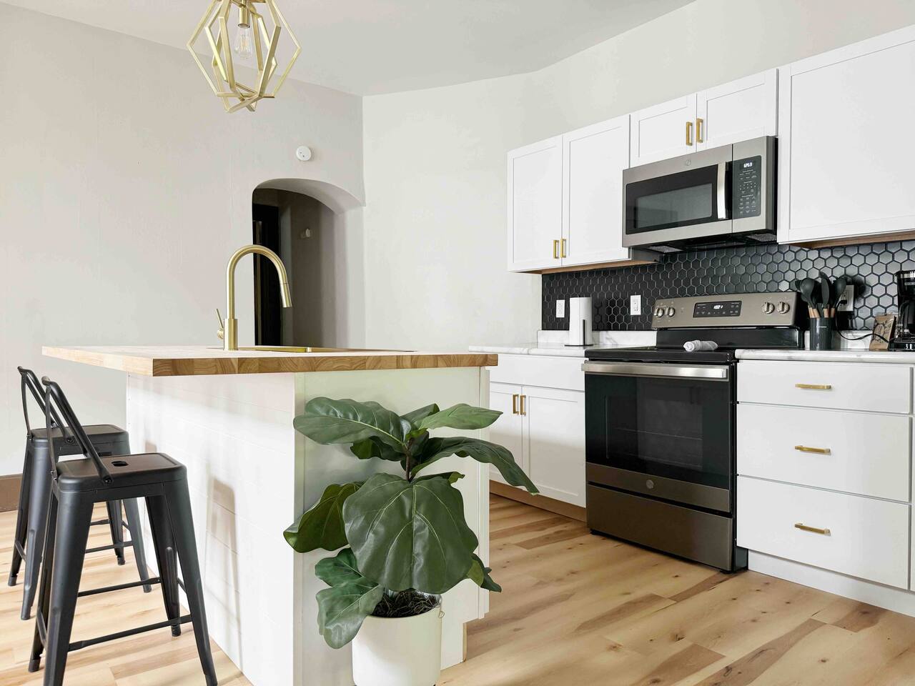 House of Color A | KING 1BD/1BA Apt near Downtown