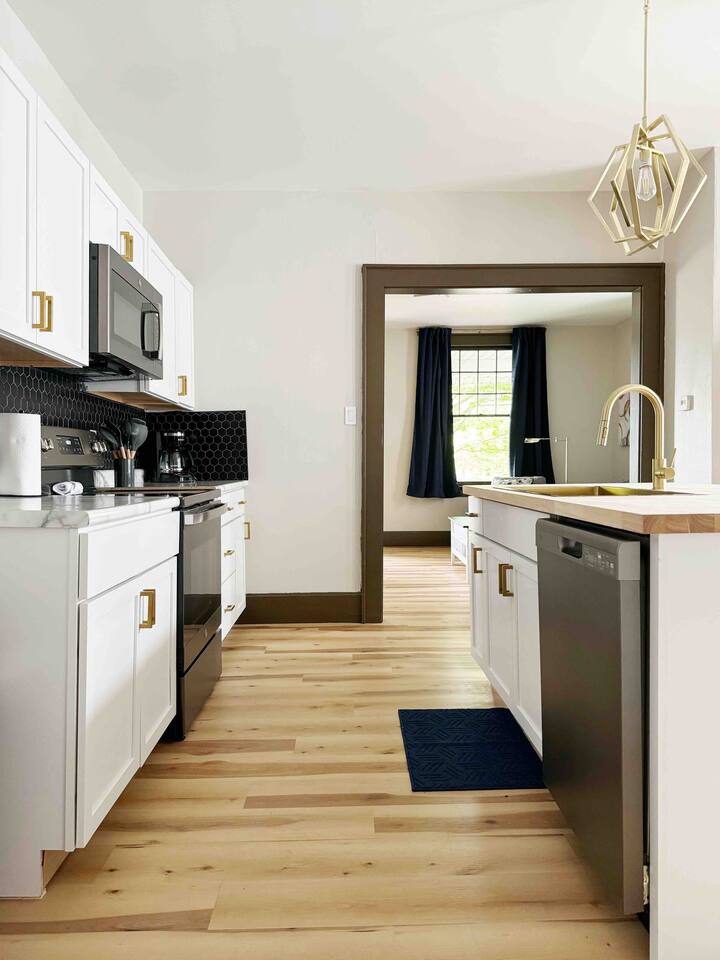 House of Color A | KING 1BD/1BA Apt near Downtown photo 4