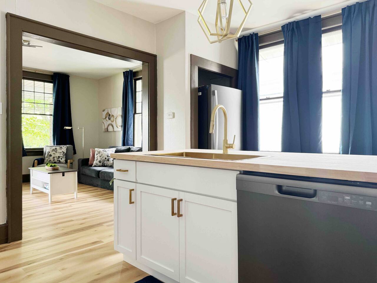 House of Color A | KING 1BD/1BA Apt near Downtown