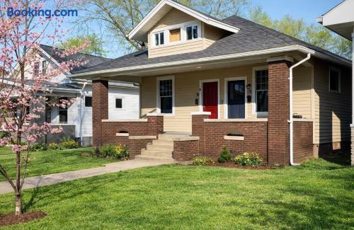 House of Color A | KING 1BD/1BA Apt near Downtown