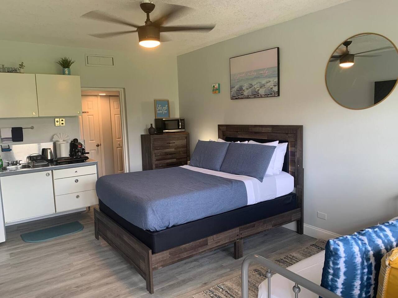 Walk to the beach, Studio, with Pool and FREE Parking