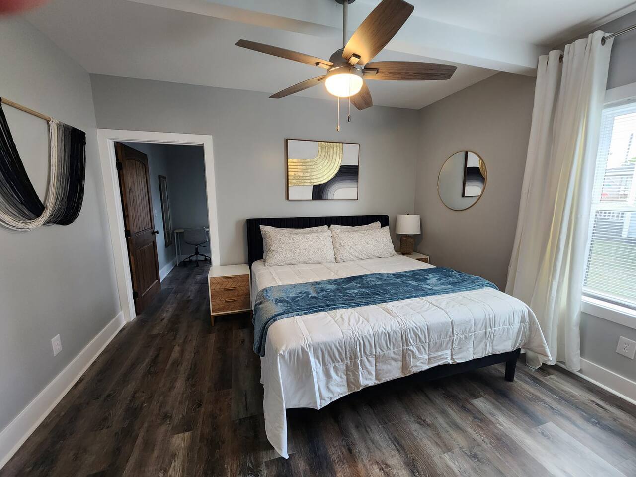 24 D Gorgeous Master Bedroom Close to DT GVL