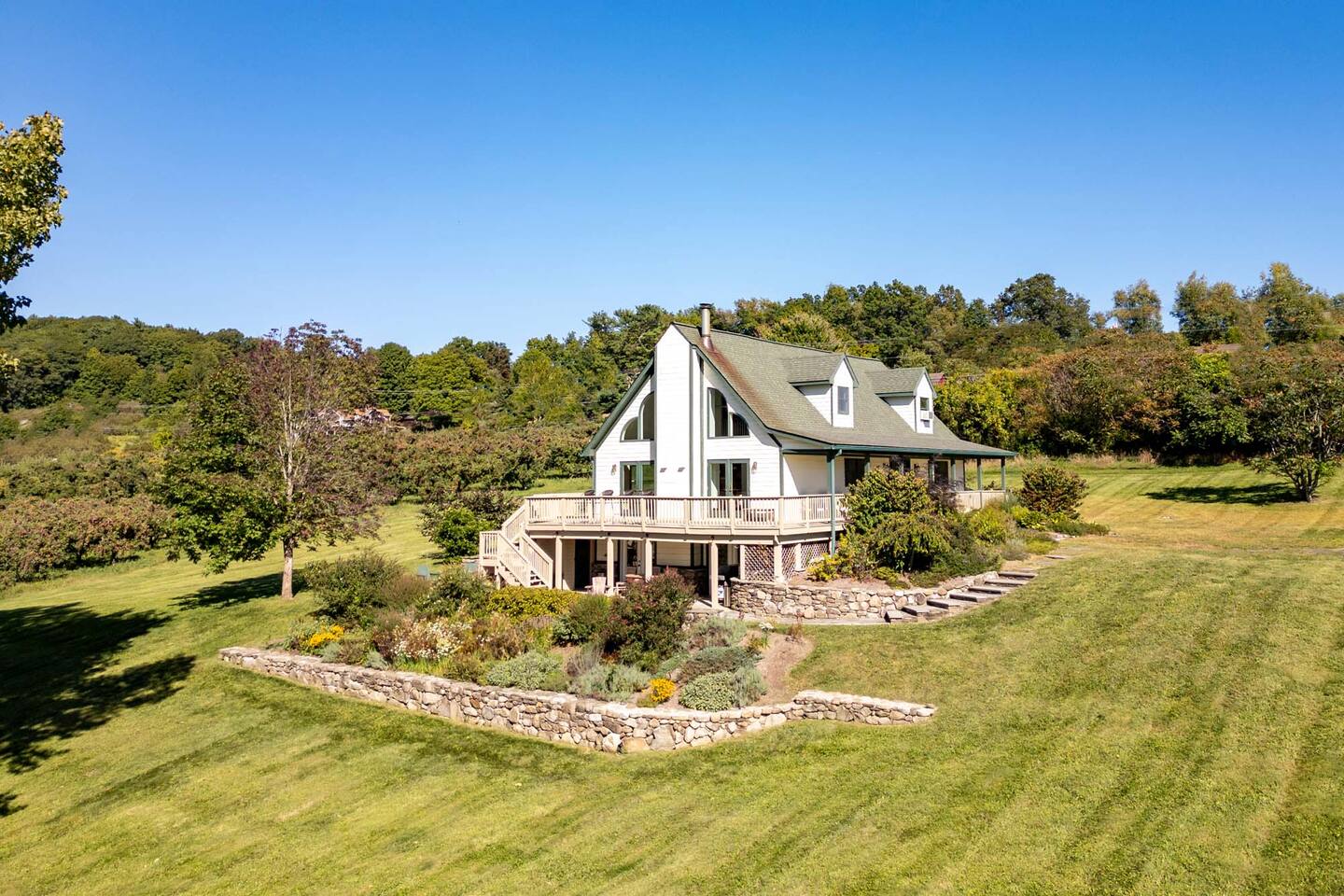 Luxurious Farmhouse amidst Orchards & Valley Views