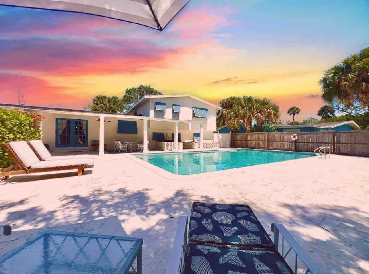 Mermaids' BeachHouse | Walk2Beach • Pool • KingBed