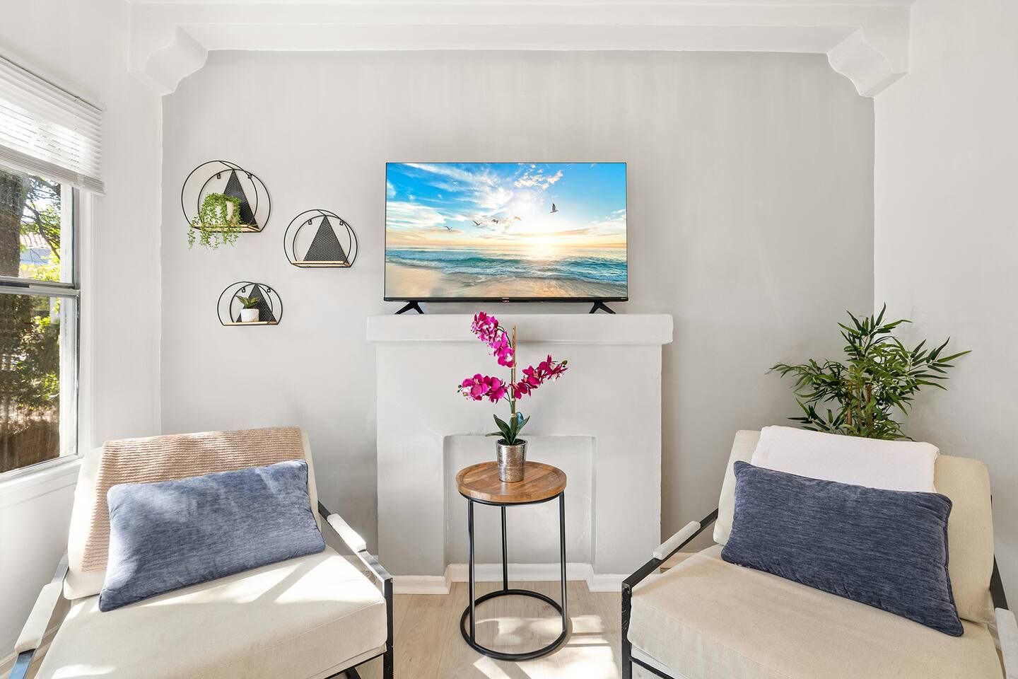 Chic Santa Monica 1BR Cottage, Street Parking+W/D