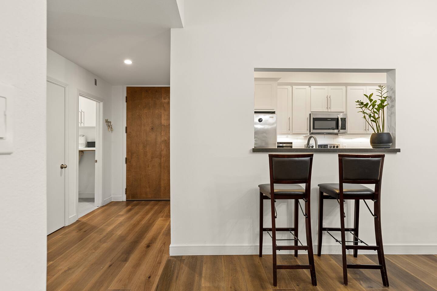 West LA Luxury 2BD/2BA w/Patio, Parking, W/D+Pool