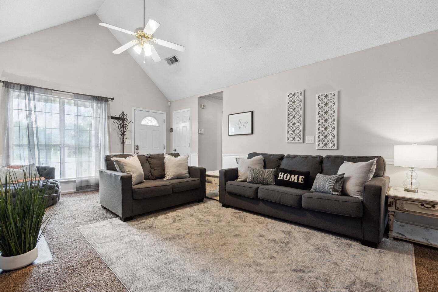 Bright and Open 3 bedroom with King Bed