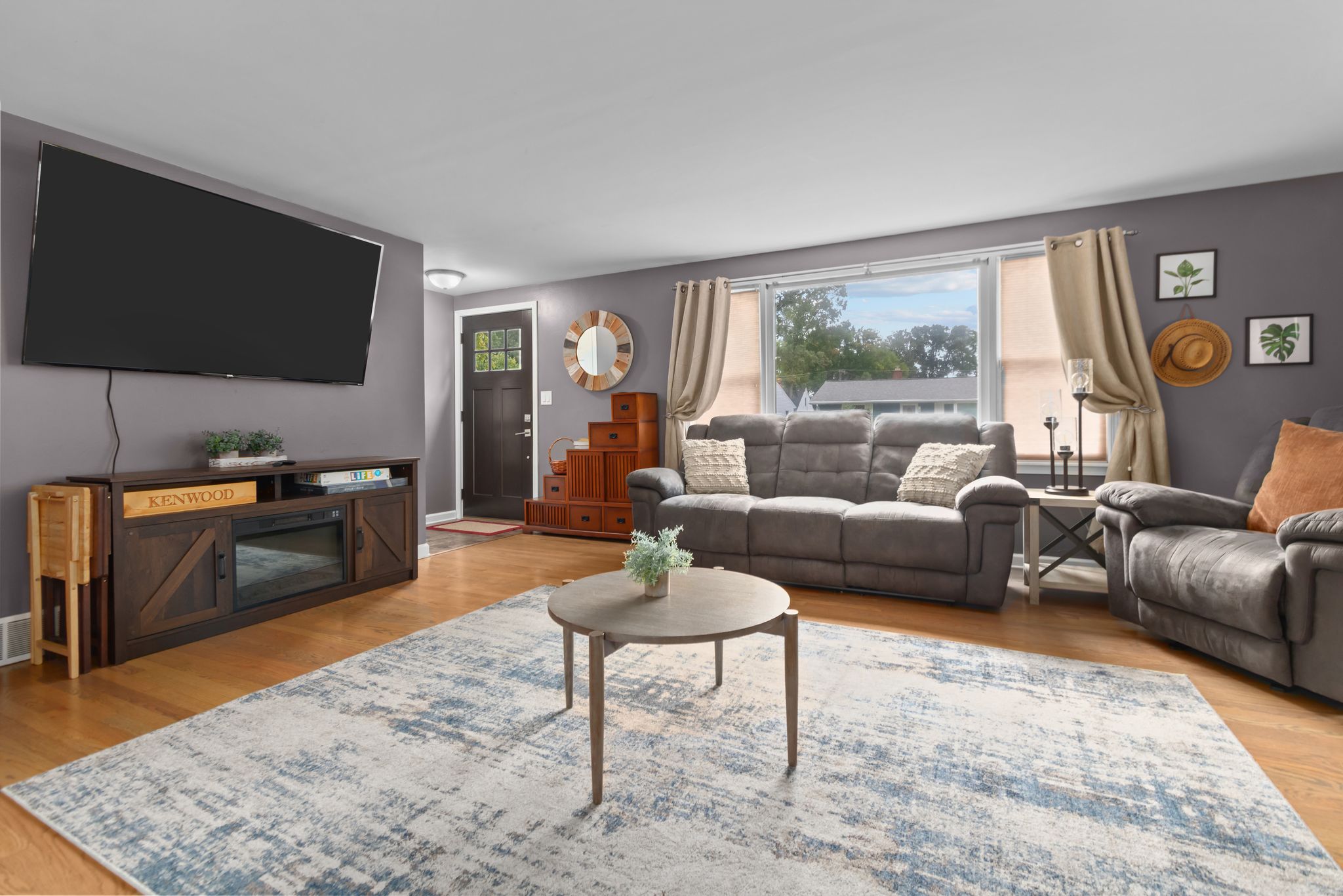 Lambeau Abode- 4 Blocks to Stadium. Entertain 4 BR