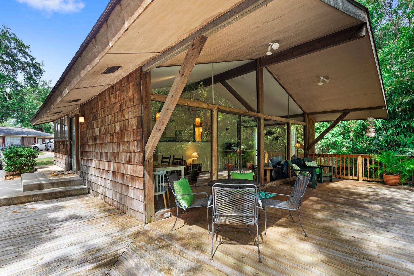 The Bayou Bungalow, 0.5m to East Beach in OSMS!