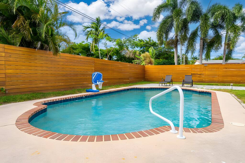 Pompano Gem < 1 mi to Beach & 12 Pickleball courts