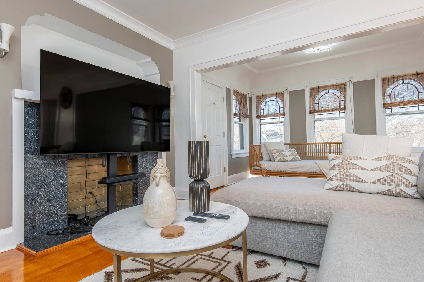 4 Mins Walk Lake Michigan Atwater Park Beach. Pets