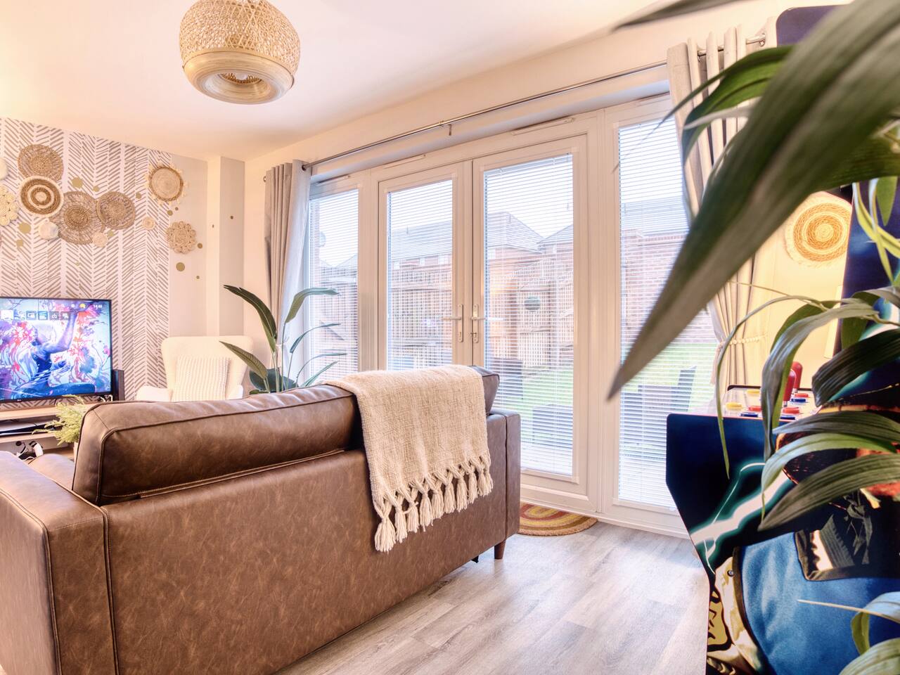 Leeds 4-bed house - hot tub, parking & games