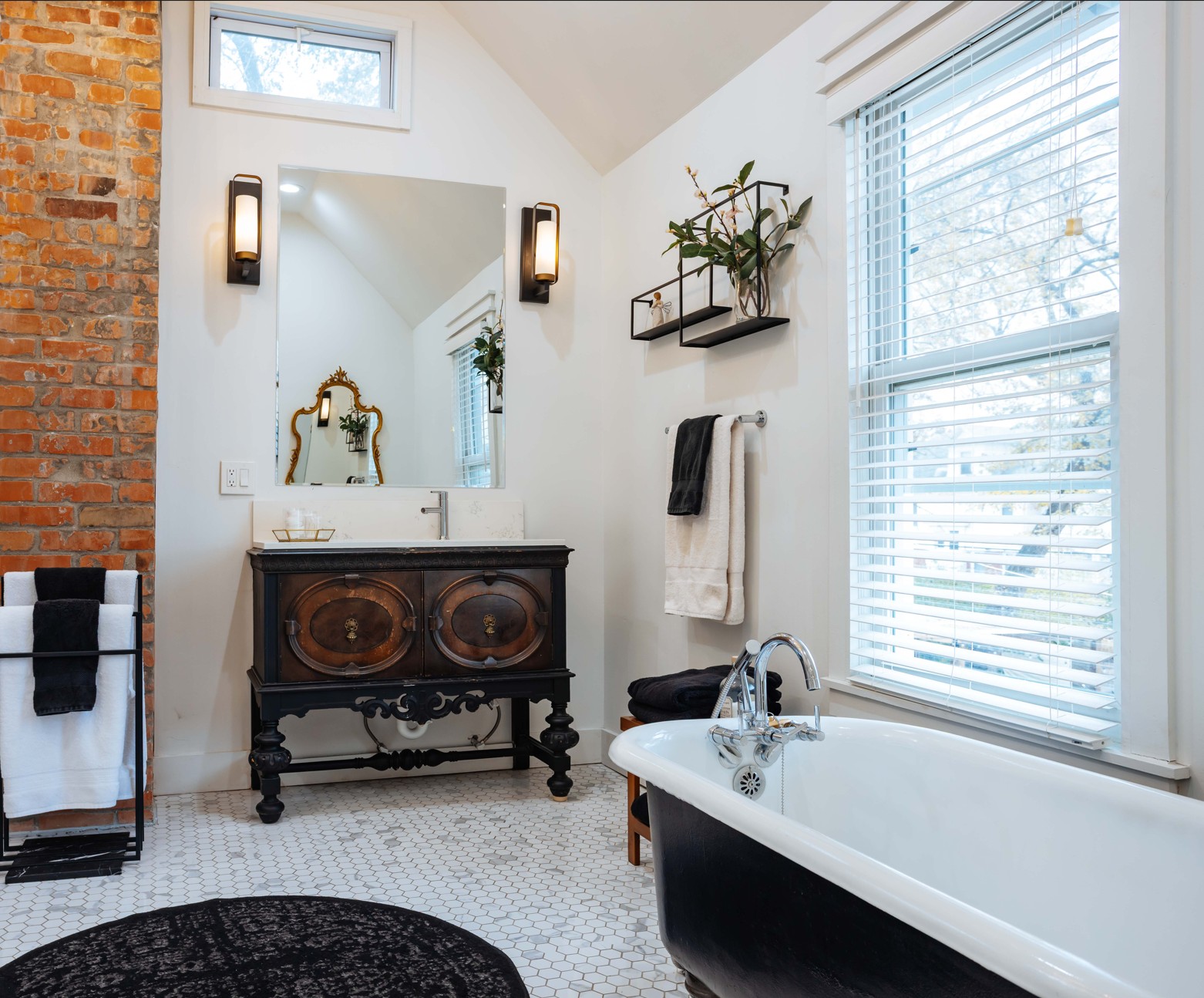 3 Blocks to Street Car - Prime Westport Location!