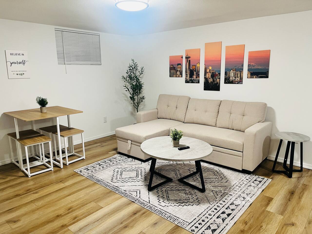 Amazing Location, Blocks from UW