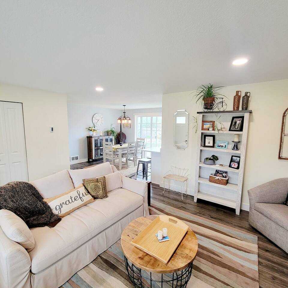 Family/work friendly~Walk to beach, huge yard!