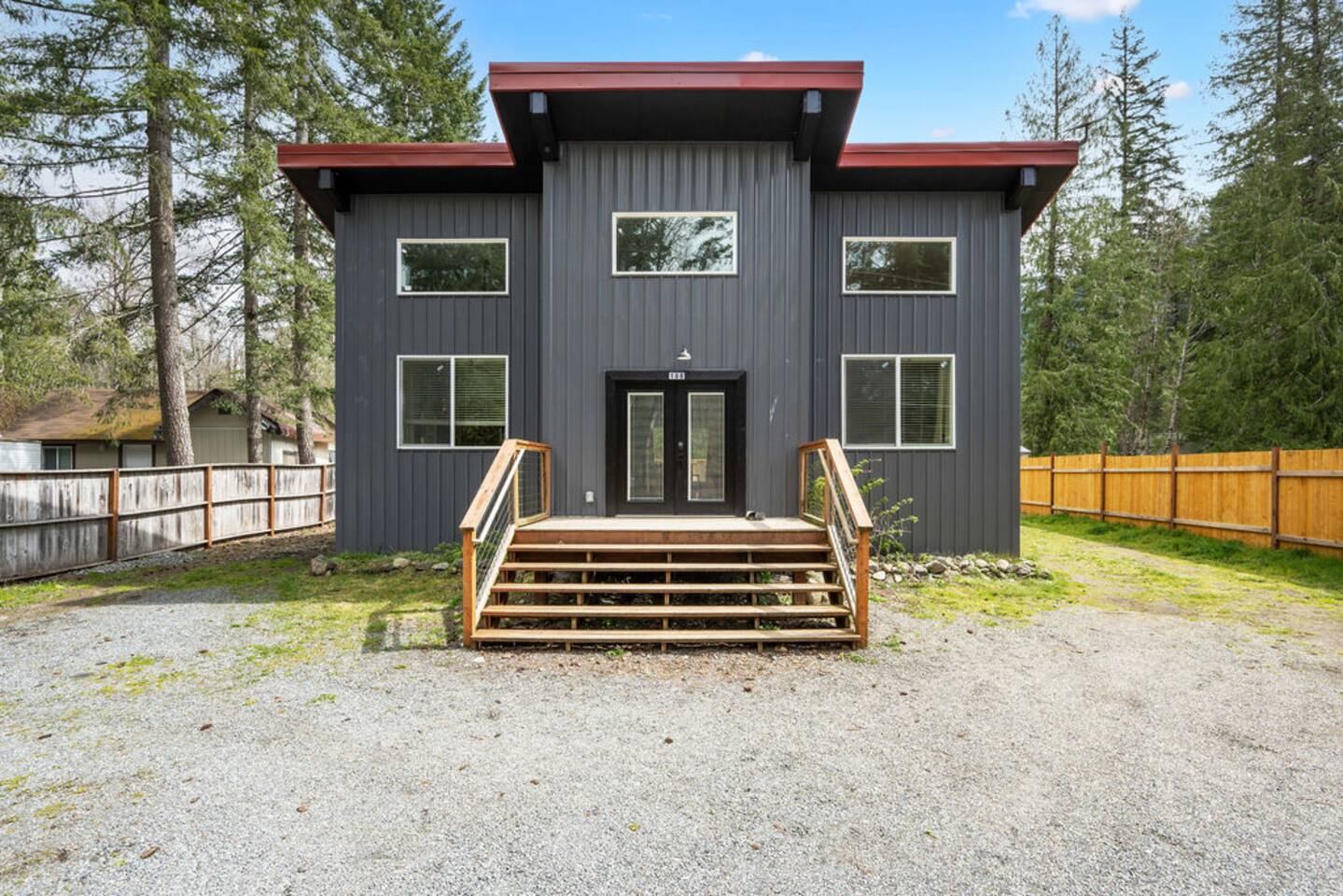 Rainier View -Fully fenced, Hot Tub
