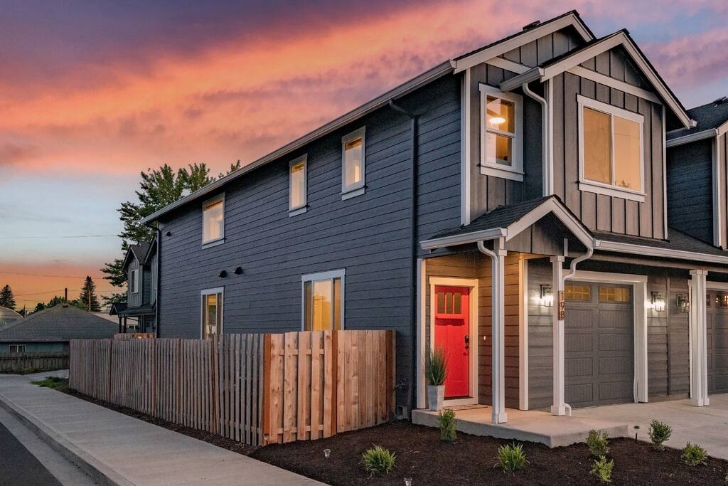 Downtown Carlton Townhouse | Steps to Wine-Dine #4