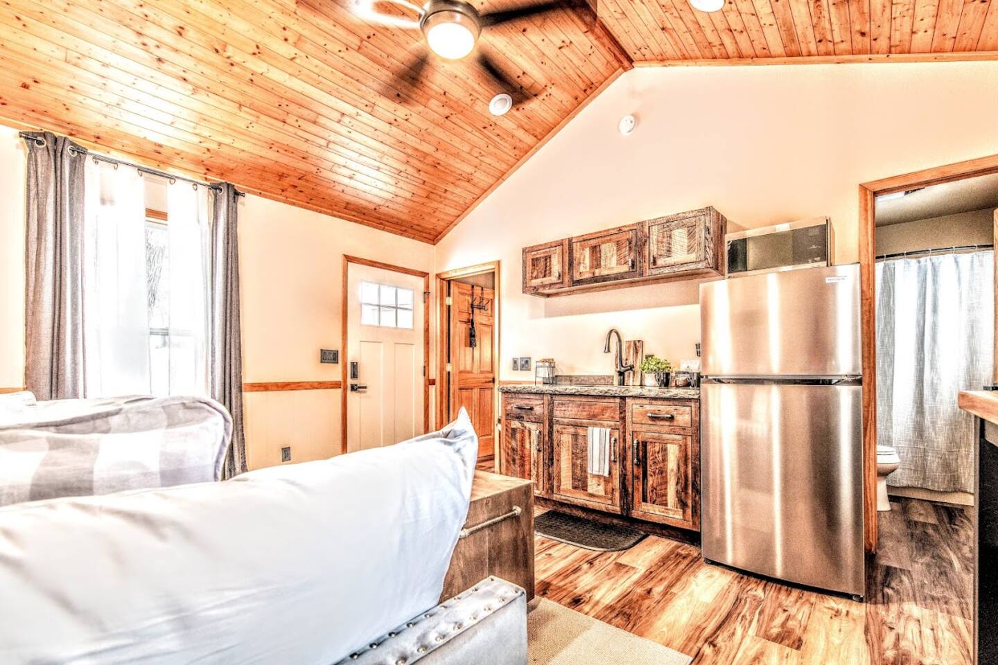 Rustic Modern Cabin: Fur Babies Stay for Free!