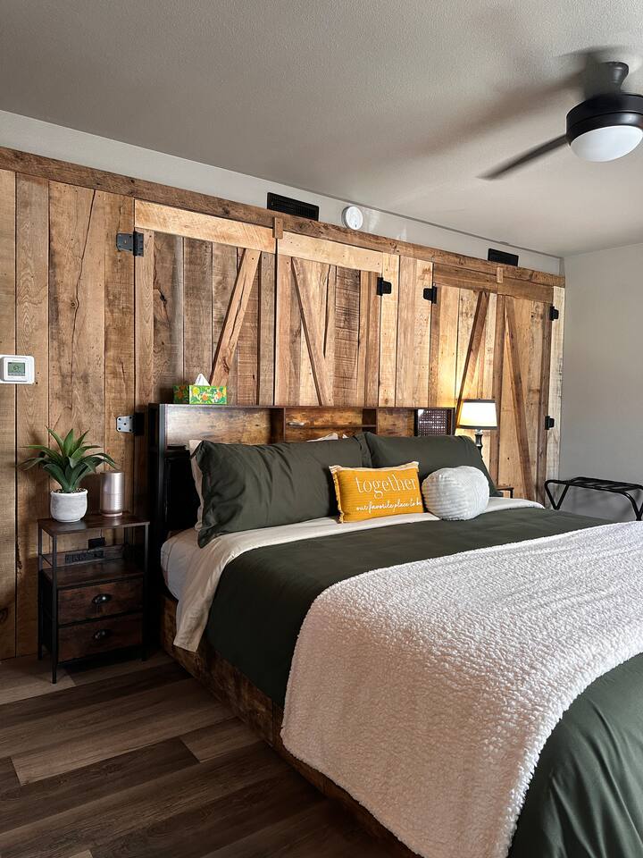 Rustic King Cottage @ Sandstone Rustic Retreat