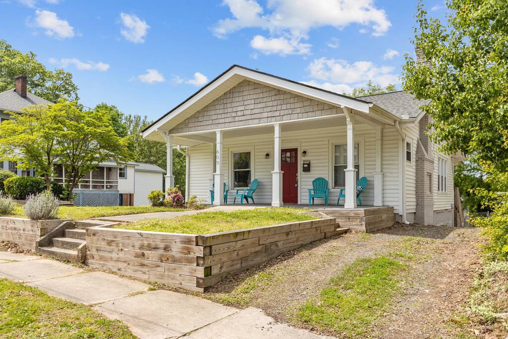 Adorable Bungalow, Minutes from Downtown Durham