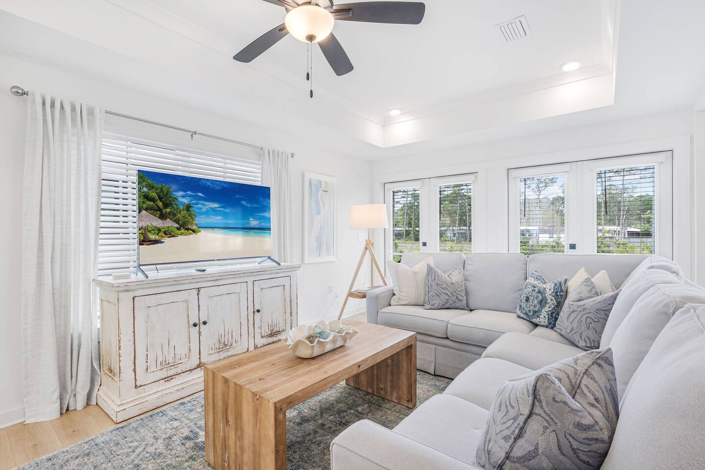 New - Close to Wharf! 3 bedrooms, Sleeps 10, Pool