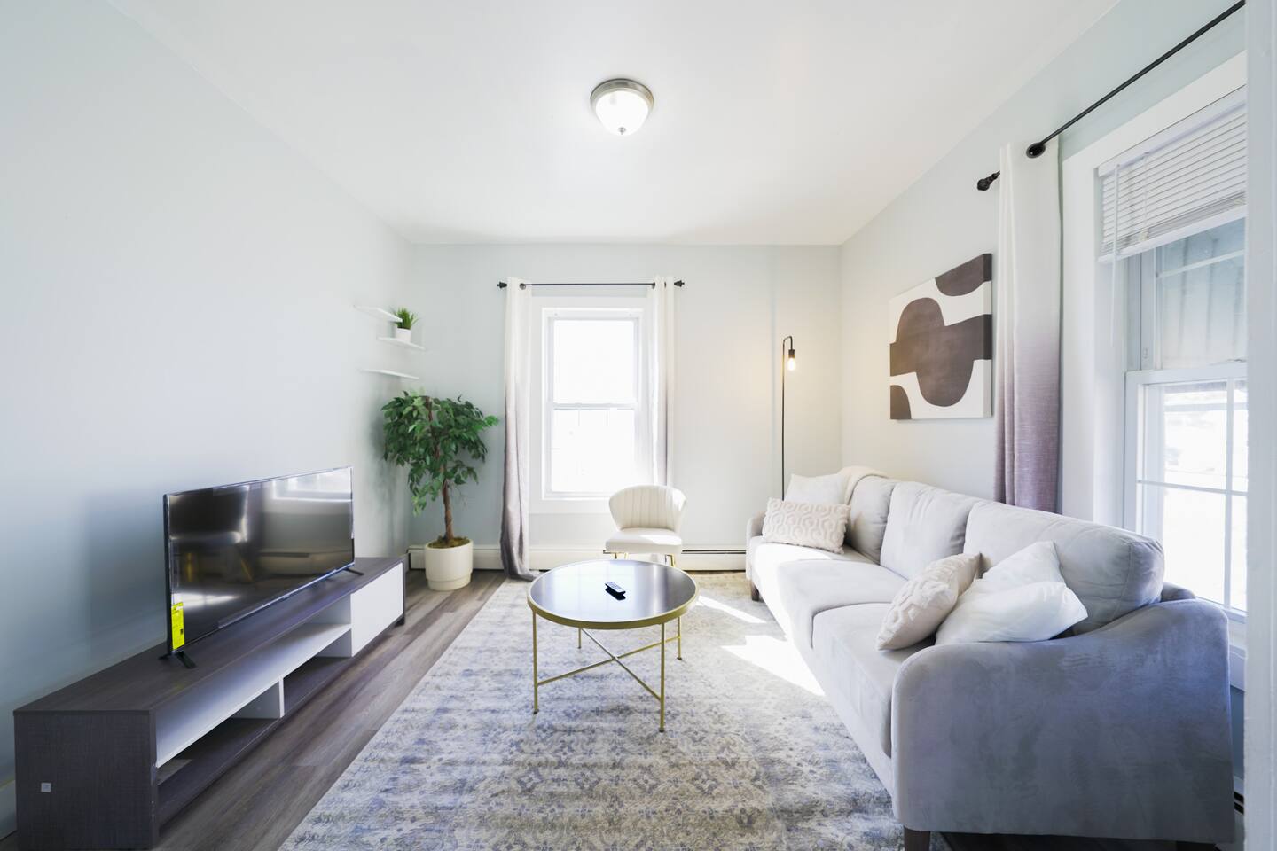 Bright 2 BR Apt Great For Working Professionals