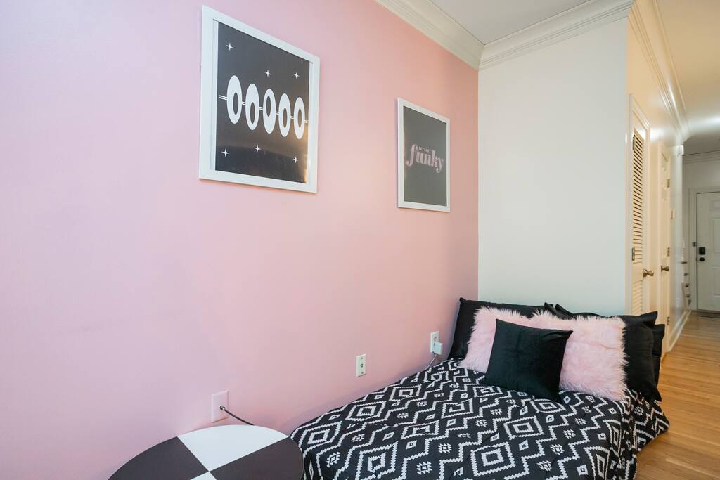70s in Nash vibes!2 bed/2.5 ba Townhome! Parking!