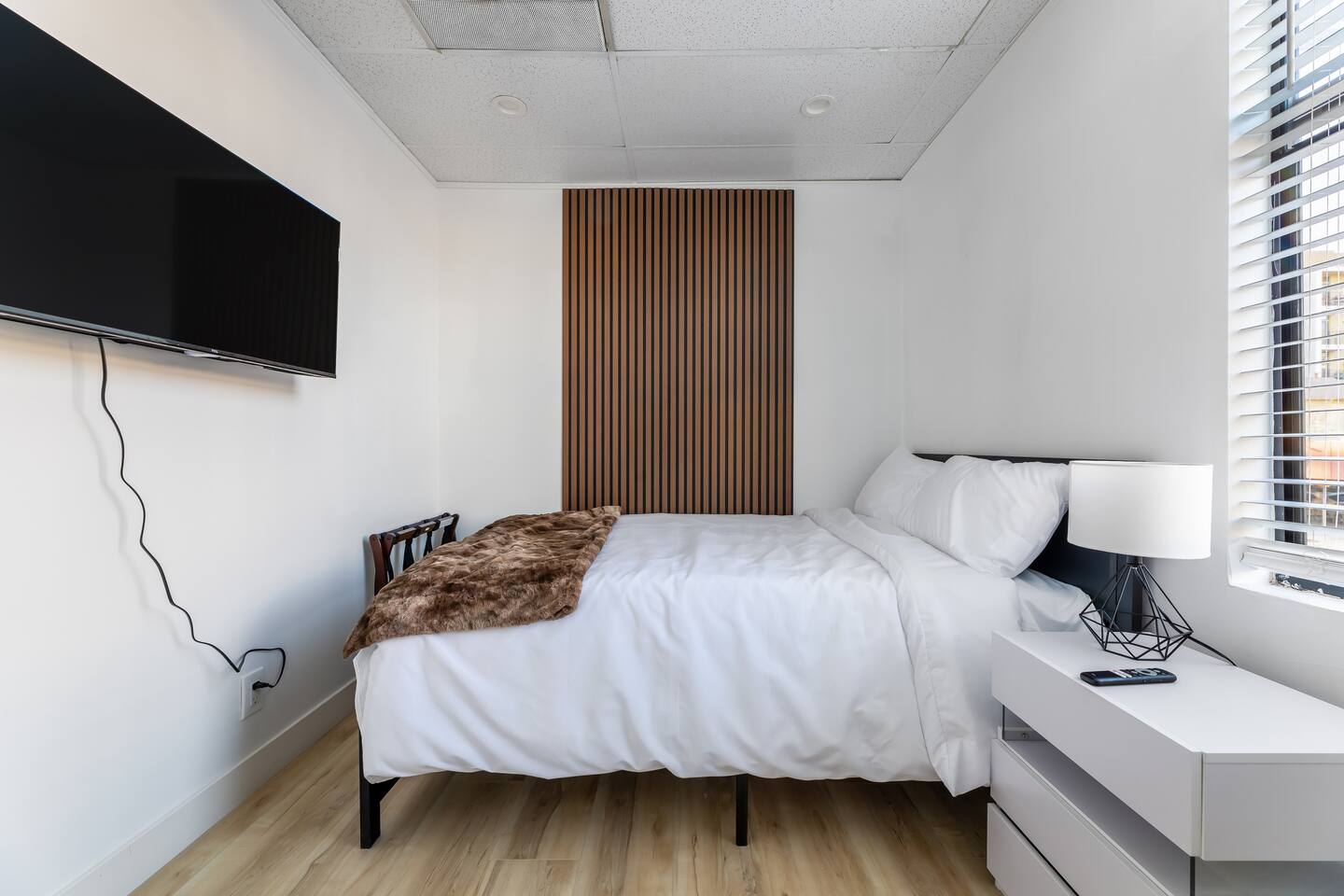 Walk to Caltech/Convention center Landmark room