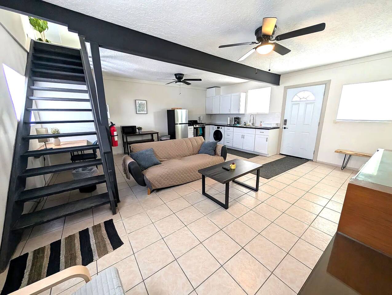 Chic Downtown Apart w/King Bed & In-Unit Laundry