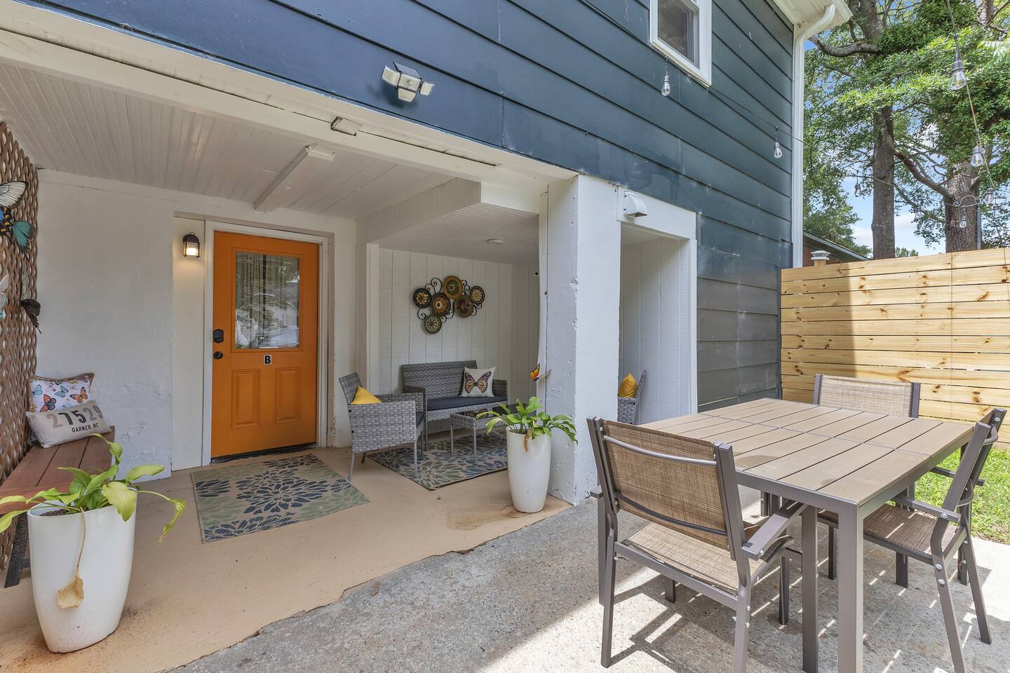 2 BR / 1 BA - Stroll Coffee, Bakery & Wine Bar!