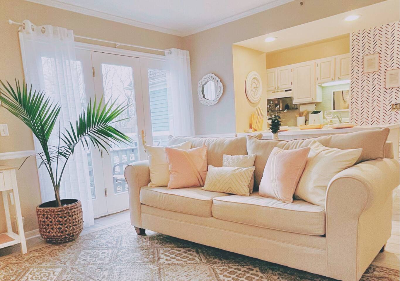 Luxury Villa- 3 mins to Mohegan- Fully Stocked with Fireplace- Jacuzzi, Saltwater Pools, Sauna